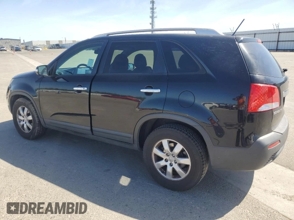 2013 Kia Sorento LX z VIN 5XYKT3A6XDG413614, wystawiony jako Copart lot #57175205 z przebiegiem 152 086 mil mil oraz Szkoda całkowita • Salvage title. Historia ofert i sprzedaży dostępna na DreamBid. Obrazek 2.