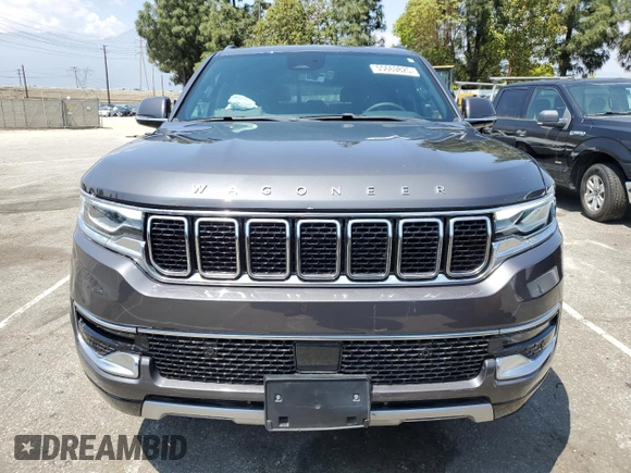 2022 Jeep Wagoneer Series II z VIN 1C4SJUBT3NS165413, wystawiony jako Copart lot #55669825 z przebiegiem 12 693 mil mil oraz Szkoda całkowita • Salvage title. Historia ofert i sprzedaży dostępna na DreamBid. Obrazek 5.