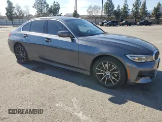 2019 BMW 3 Series 330i z VIN WBA5R1C57KFH22056, wystawiony jako Copart lot #49896985 z przebiegiem 58 311 mil mil oraz Szkody całkowita. Historia ofert i sprzedaży dostępna na DreamBid. Obrazek 4.