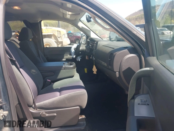 2009 Chevrolet Silverado 1500 LT with VIN 1GCEK29099Z214279, listed as a IAAI auction lot 42112324 with 55,953 mi miles and . Bid and sale history available at DreamBid. Image 5.