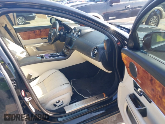 2012 Jaguar XJ XJL z VIN SAJWA2GB2CLV24457, wystawiony jako IAAI lot #42178795 z przebiegiem 133 050 mil mil oraz . Historia ofert i sprzedaży dostępna na DreamBid. Obrazek 5.
