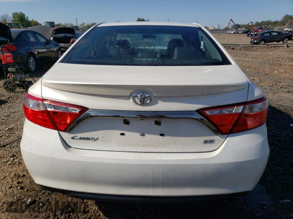2017 Toyota Camry XLE z VIN 4T1BF1FK3HU267641, wystawiony jako Copart lot #71828243 z przebiegiem 104 954 mil mil oraz Szkoda całkowita • Salvage title. Historia ofert i sprzedaży dostępna na DreamBid. Obrazek 6.