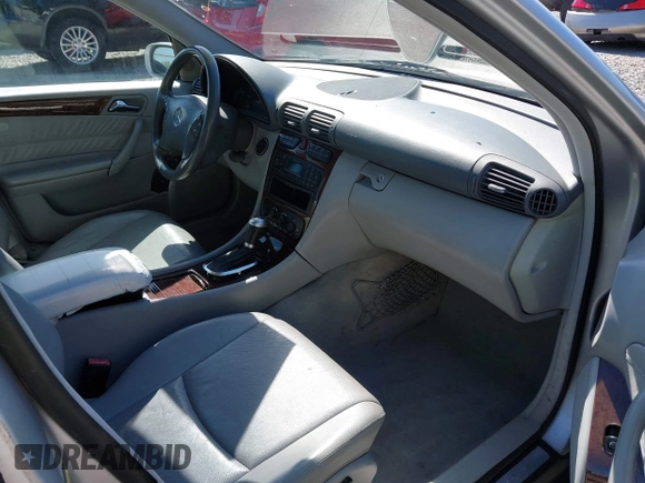 2001 Mercedes-Benz C 230/260/280/320 z VIN WDBRF61J51F013288, wystawiony jako IAAI lot #42322128 z przebiegiem Nie podano mil oraz . Historia ofert i sprzedaży dostępna na DreamBid. Obrazek 5.