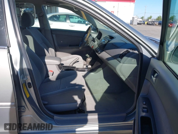2005 Toyota Camry LE z VIN 4T1BE30K65U543152, wystawiony jako IAAI lot #42183864 z przebiegiem 228 285 mil mil oraz . Historia ofert i sprzedaży dostępna na DreamBid. Obrazek 5.