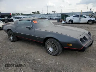 1980 Pontiac Firebird z VIN 2V87TAL116556, wystawiony jako Copart lot #64086644 z przebiegiem 15 342 mil mil oraz Szkody całkowita. Historia ofert i sprzedaży dostępna na DreamBid. Obrazek 4.
