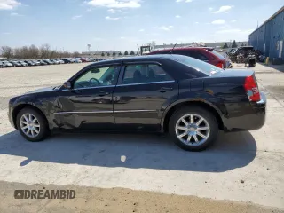 2008 Chrysler 300 z VIN 2C3LA33G68H263769, wystawiony jako Copart lot #53040145 z przebiegiem 125 461 mil mil oraz Szkoda całkowita • Salvage title. Historia ofert i sprzedaży dostępna na DreamBid. Obrazek 2.