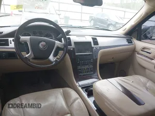 2010 Cadillac Escalade z VIN 1GYUCAEF1AR264105, wystawiony jako IAAI lot #41882488 z przebiegiem 190 113 mil mil oraz . Historia ofert i sprzedaży dostępna na DreamBid. Obrazek 18.