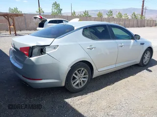 2012 Kia Optima LX z VIN 5XXGM4A77CG055280, wystawiony jako IAAI lot #42360110 z przebiegiem 151 519 mil mil oraz . Historia ofert i sprzedaży dostępna na DreamBid. Obrazek 4.