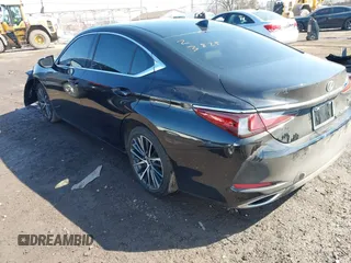 2024 Lexus ES 350 z VIN 58ADZ1B11RU182353, wystawiony jako IAAI lot #41767604 z przebiegiem 20 825 mil mil oraz . Historia ofert i sprzedaży dostępna na DreamBid. Obrazek 3.