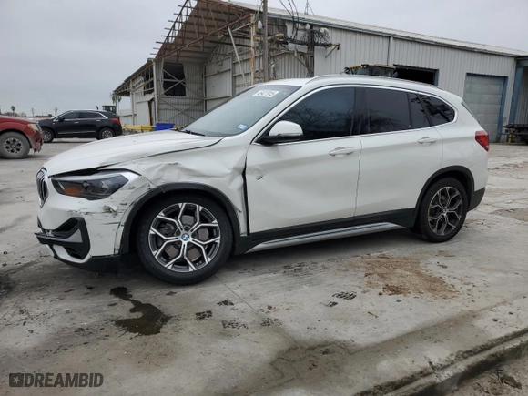 2022 BMW X1 xDrive28i with VIN WBXJG9C06N5U54122, listed as a Copart auction lot 45427915 with 46,803 mi miles and Salvage Title. Bid and sale history available at carsss.com. Image 1.
