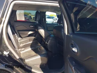 2019 Jeep Cherokee Latitude Plus z VIN 1C4PJLLB9KD202938, wystawiony jako IAAI lot #42087294 z przebiegiem 77 918 mil mil oraz . Historia ofert i sprzedaży dostępna na DreamBid. Obrazek 8.