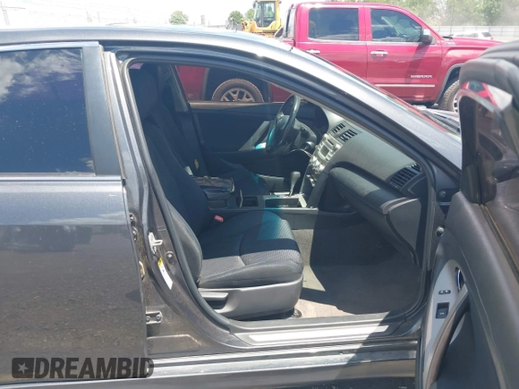 2011 Toyota Camry LE z VIN 4T1BF3EK7BU197078, wystawiony jako IAAI lot #42388549 z przebiegiem 250 873 mil mil oraz . Historia ofert i sprzedaży dostępna na DreamBid. Obrazek 5.