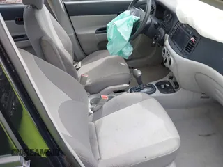 2006 Hyundai Accent GLS z VIN KMHCN46C76U038040, wystawiony jako IAAI lot #42220455 z przebiegiem 140 413 mil mil oraz . Historia ofert i sprzedaży dostępna na DreamBid. Obrazek 5.
