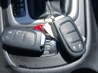 2018 Jeep Cherokee Latitude Plus z VIN 1C4PJMLBXJD514934, wystawiony jako IAAI lot #42634548 z przebiegiem 76 252 mil mil oraz . Historia ofert i sprzedaży dostępna na DreamBid. Obrazek 11.