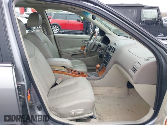 2004 Infiniti I35 with VIN JNKDA31A74T208001, listed as a IAAI auction lot 41835959 with 84,747 mi miles. Bid and sale history available at carsss.com. Image 5.