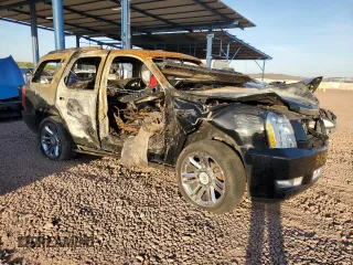 2013 Cadillac Escalade Platinum Edition z VIN 1GYS3DEF1DR272119, wystawiony jako Copart lot #55481215 z przebiegiem Nie podano mil oraz Nie do naprawy. Historia ofert i sprzedaży dostępna na DreamBid. Obrazek 4.