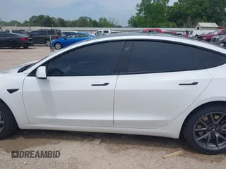 2021 Tesla Model 3 Long Range z VIN 5YJ3E1EB1MF975824, wystawiony jako IAAI lot #42146968 z przebiegiem 97 570 mil mil oraz . Historia ofert i sprzedaży dostępna na DreamBid. Obrazek 15.