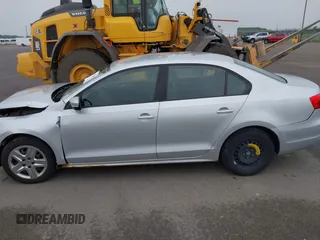 2011 Volkswagen Jetta SE с VIN 3VWDZ7AJ2BM348984, выставлен на аукционе IAAI как лот 42503246 с пробегом 77 392 миль миль и . История ставок и продаж доступна на DreamBid. Изображение 14.