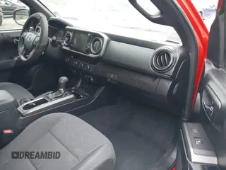 2017 Toyota Tacoma SR5 z VIN 3TMAZ5CN7HM050496, wystawiony jako IAAI lot #40958166 z przebiegiem 104 950 mil mil oraz . Historia ofert i sprzedaży dostępna na DreamBid. Obrazek 5.