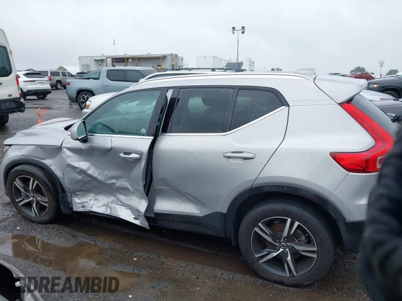 2024 Volvo XC40 Core Bright Theme with VIN YV4L12UK9R2311071, listed as a IAAI auction lot 42295970 with 7,113 mi miles and . Bid and sale history available at DreamBid. Image 14.