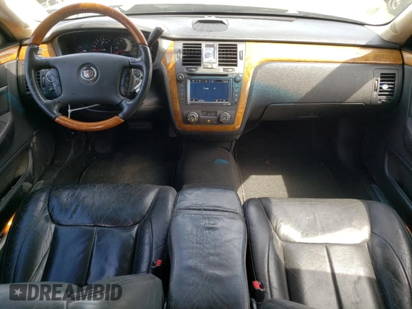 2009 Cadillac DTS 1SA z VIN 1G6KD57Y69U114700, wystawiony jako Copart lot #56007485 z przebiegiem 158 849 mil mil oraz Szkoda całkowita • Salvage title. Historia ofert i sprzedaży dostępna na DreamBid. Obrazek 8.