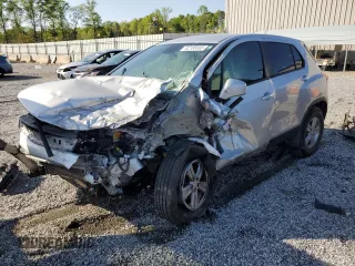 2020 Chevrolet Trax LS z VIN KL7CJKSB1LB312743, wystawiony jako Copart lot #52165565 z przebiegiem Nie podano mil oraz Szkoda całkowita • Salvage title. Historia ofert i sprzedaży dostępna na DreamBid. Obrazek 1.