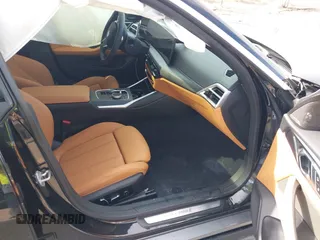 2025 BMW i4 xDrive40 z VIN WBY43HD03SFU60723, wystawiony jako IAAI lot #41934522 z przebiegiem 361 mil mil oraz . Historia ofert i sprzedaży dostępna na DreamBid. Obrazek 5.
