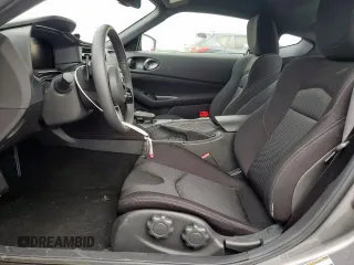 2024 Nissan Z Sport с VIN JN1BZ4AH2RM366304, выставлен на аукционе Copart как лот 53550385 с пробегом 789 миль миль и Списание • Salvage title. История ставок и продаж доступна на DreamBid. Изображение 7.