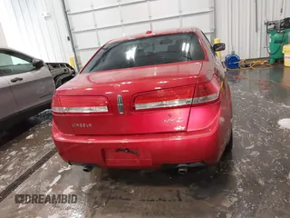 2011 Lincoln MKZ z VIN 3LNHL2GC7BR752038, wystawiony jako IAAI lot #41731713 z przebiegiem 139 935 mil mil oraz . Historia ofert i sprzedaży dostępna na DreamBid. Obrazek 17.