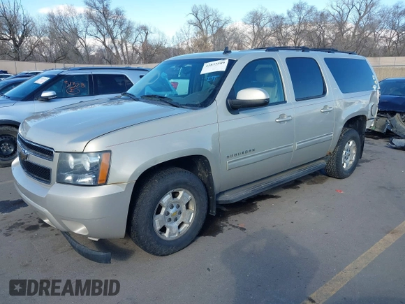 2010 Chevrolet Suburban LT z VIN 1GNUKJE35AR260614, wystawiony jako IAAI lot #41835589 z przebiegiem 225 255 mil mil oraz . Historia ofert i sprzedaży dostępna na DreamBid. Obrazek 17.
