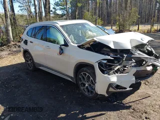 2022 BMW X1 xDrive28i z VIN WBXJG9C04N5V16794, wystawiony jako IAAI lot #41667535 z przebiegiem 55 747 mil mil oraz . Historia ofert i sprzedaży dostępna na DreamBid. Obrazek 1.