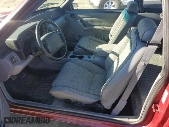1993 Ford Mustang z VIN 1FACP40E4PF155840, wystawiony jako Copart lot #88301375 z przebiegiem 2 135 mil mil oraz Czysty tytuł • Clean title. Historia ofert i sprzedaży dostępna na DreamBid. Obrazek 7.