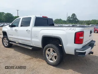 2015 GMC Sierra 2500HD Denali z VIN 1GT120E89FF190917, wystawiony jako IAAI lot #42271537 z przebiegiem 149 307 mil mil oraz . Historia ofert i sprzedaży dostępna na DreamBid. Obrazek 3.