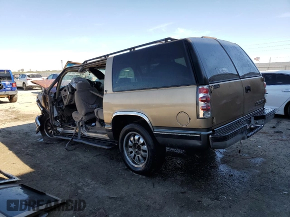 1999 Chevrolet Suburban with VIN 1GNEC16R3XJ361999, listed as a Copart auction lot 43175695 with 0 mi miles and Non Repairable. Bid and sale history available at carsss.com. Image 2.