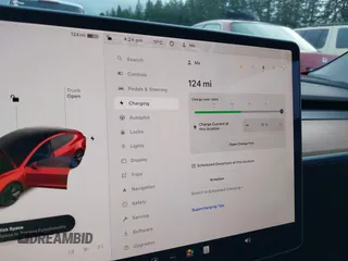 2022 Tesla Model 3 z VIN 5YJ3E1EA2NF133745, wystawiony jako IAAI lot #41625050 z przebiegiem 9 438 mil mil oraz . Historia ofert i sprzedaży dostępna na DreamBid. Obrazek 17.