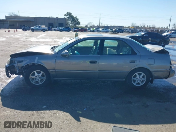 1998 Toyota Camry LE z VIN 4T1BG28KXWU248887, wystawiony jako IAAI lot #41507392 z przebiegiem Nie podano mil oraz . Historia ofert i sprzedaży dostępna na DreamBid. Obrazek 13.