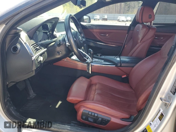 2015 BMW 6 Series 640i xDrive z VIN WBA6B8C53FD453909, wystawiony jako Copart lot #55292765 z przebiegiem 84 971 mil mil oraz Szkoda całkowita • Salvage title. Historia ofert i sprzedaży dostępna na DreamBid. Obrazek 7.