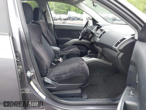 2010 Mitsubishi Outlander z VIN JA4AT2AW9AZ001049, wystawiony jako IAAI lot #42282766 z przebiegiem 108 668 mil mil oraz . Historia ofert i sprzedaży dostępna na DreamBid. Obrazek 5.