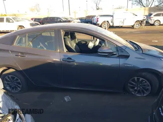 2020 Toyota Prius L Eco z VIN JTDKARFU9L3104882, wystawiony jako IAAI lot #41243035 z przebiegiem 29 013 mil mil oraz . Historia ofert i sprzedaży dostępna na DreamBid. Obrazek 14.