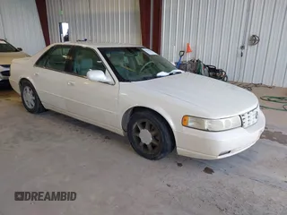 1998 Cadillac Seville STS z VIN 1G6KY5493WU908261, wystawiony jako IAAI lot #41933423 z przebiegiem 179 479 mil mil oraz . Historia ofert i sprzedaży dostępna na DreamBid. Obrazek 1.