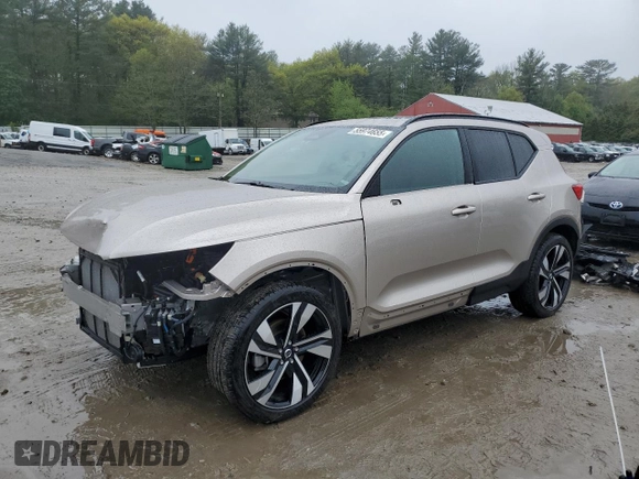2023 Volvo XC40 Plus Dark Theme с VIN YV4L12UL1P2938143, выставлен на аукционе Copart как лот 55974655 с пробегом 18 336 миль миль и Списание • Salvage title. История ставок и продаж доступна на DreamBid. Изображение 1.