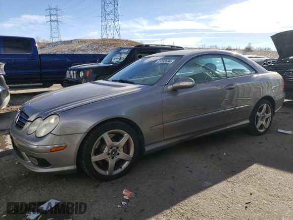 2005 Mercedes-Benz CLK 500 z VIN WDBTJ75J05F159477, wystawiony jako Copart lot #85168664 z przebiegiem 122 295 mil mil oraz Szkody całkowita. Historia ofert i sprzedaży dostępna na DreamBid. Obrazek 1.