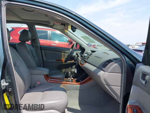 2002 Toyota Camry LE z VIN 4T1BE30KX2U591037, wystawiony jako IAAI lot #42077641 z przebiegiem 86 569 mil mil oraz . Historia ofert i sprzedaży dostępna na DreamBid. Obrazek 5.
