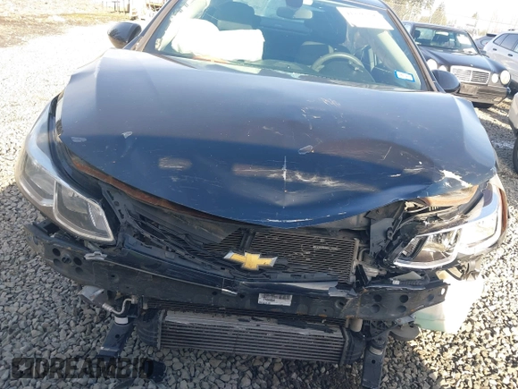 2017 Chevrolet Cruze LS z VIN 1G1BC5SM5H7277073, wystawiony jako IAAI lot #41336306 z przebiegiem 95 515 mil mil oraz . Historia ofert i sprzedaży dostępna na DreamBid. Obrazek 6.