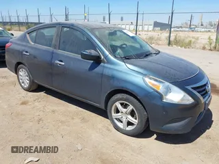 2016 Nissan Versa SV z VIN 3N1CN7APXGL875640, wystawiony jako IAAI lot #42458777 z przebiegiem 152 459 mil mil oraz . Historia ofert i sprzedaży dostępna na DreamBid. Obrazek 1.