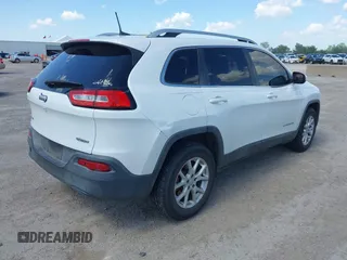 2016 Jeep Cherokee Latitude z VIN 1C4PJMCB9GW305259, wystawiony jako IAAI lot #42093050 z przebiegiem 228 747 mil mil oraz . Historia ofert i sprzedaży dostępna na DreamBid. Obrazek 4.