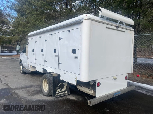 2018 Ford Econoline Commercial z VIN 1FDXE4FS4JDC33224, wystawiony jako Copart lot #44239625 z przebiegiem 148 517 mil mil oraz Czysty tytuł • Clean title. Historia ofert i sprzedaży dostępna na DreamBid. Obrazek 3.