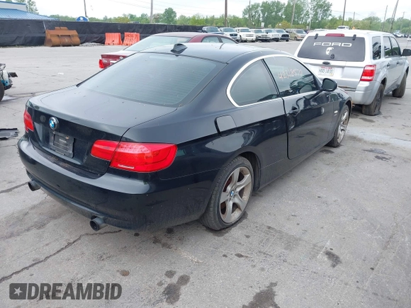 2011 BMW 3 Series 335i xDrive z VIN WBAKF9C56BE619532, wystawiony jako IAAI lot #42318577 z przebiegiem 90 922 mil mil oraz . Historia ofert i sprzedaży dostępna na DreamBid. Obrazek 4.