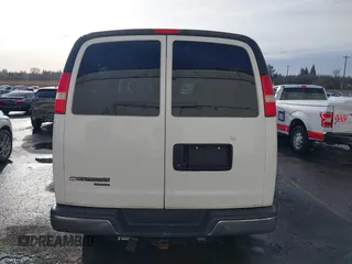 2016 Chevrolet Express Passenger LT z VIN 1GAZGPFG6G1319772, wystawiony jako IAAI lot #41079876 z przebiegiem 123 603 mil mil oraz . Historia ofert i sprzedaży dostępna na DreamBid. Obrazek 16.