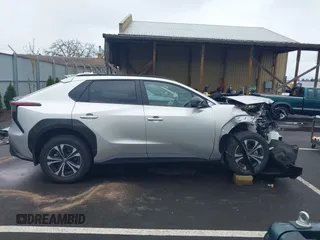 2024 Toyota bZ4X XLE z VIN JTMABACA8RA080924, wystawiony jako IAAI lot #41938891 z przebiegiem Nie podano mil oraz . Historia ofert i sprzedaży dostępna na DreamBid. Obrazek 13.